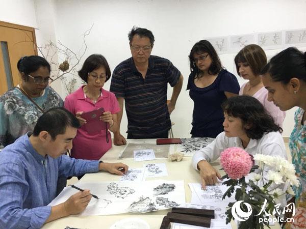 ë����˹�W(xu��)�T���ھ۾������^Ħ�ώ�ʾ���� ë����˹�Ї��Ļ����Ĺ��D