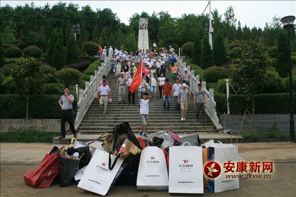 �����������@��¶�İ�ɫ��������ʰ�Ƀ�   �����\ƽ  �z��.JPG