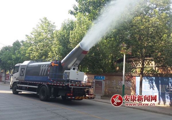 多功能抑塵車灑水噴霧降塵作業(yè)1.jpg