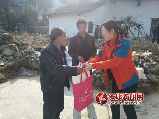 石泉:縣婦聯(lián)“迎春送福”大走訪IMG_3479.jpg