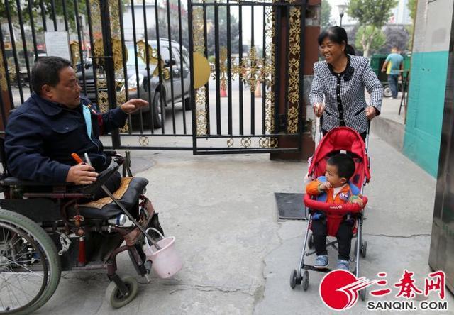 輪椅保安成小區(qū)“守護神” 當班十年獲業(yè)主點贊