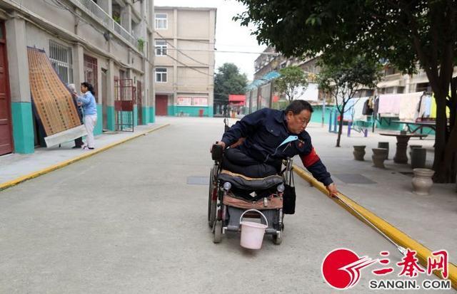 輪椅保安成小區(qū)“守護神” 當班十年獲業(yè)主點贊