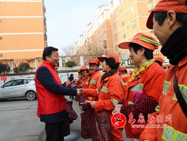 1. 市慈善協(xié)會會長崔光華為環(huán)衛(wèi)工人發(fā)放慰問品和慰問金 .JPG