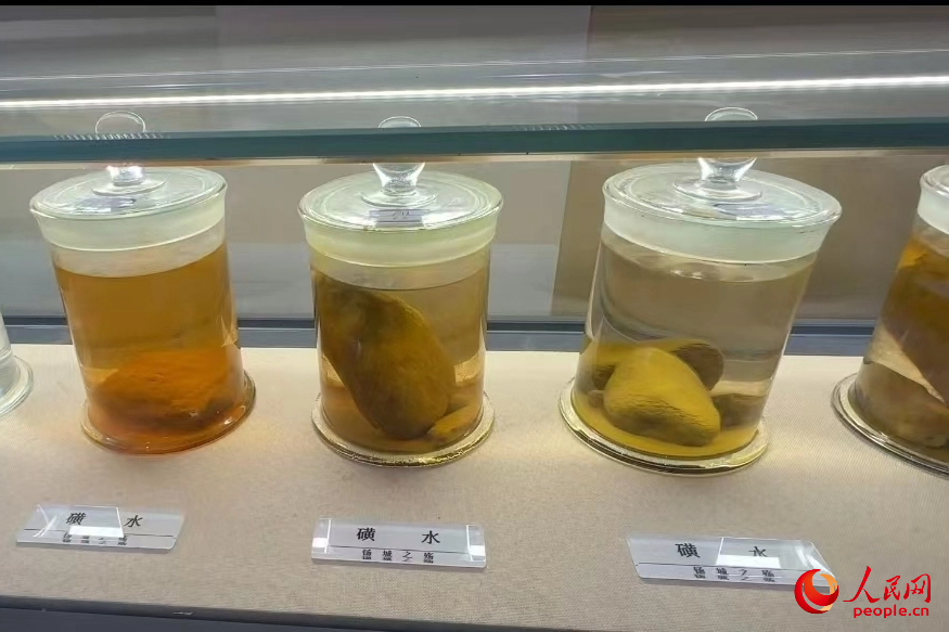 白河縣礦山生態(tài)修復(fù)科普教育示范基地展示的“磺水”。人民網(wǎng)記者 白鴿攝