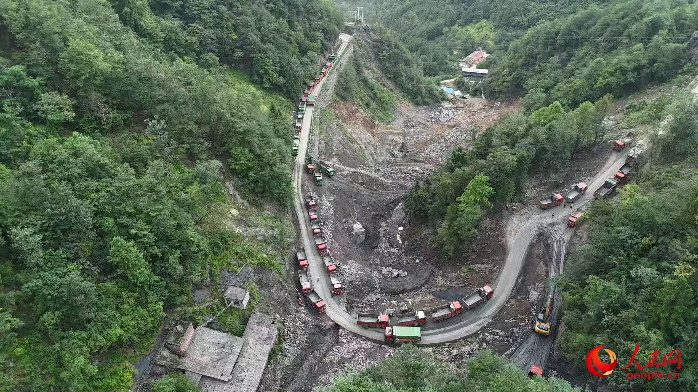 清運(yùn)礦渣的卡車(chē)停在工區(qū)。受訪(fǎng)者供圖